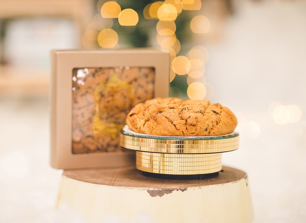 Panettone basso con cioccolato e nocciole 1/2 Kg.